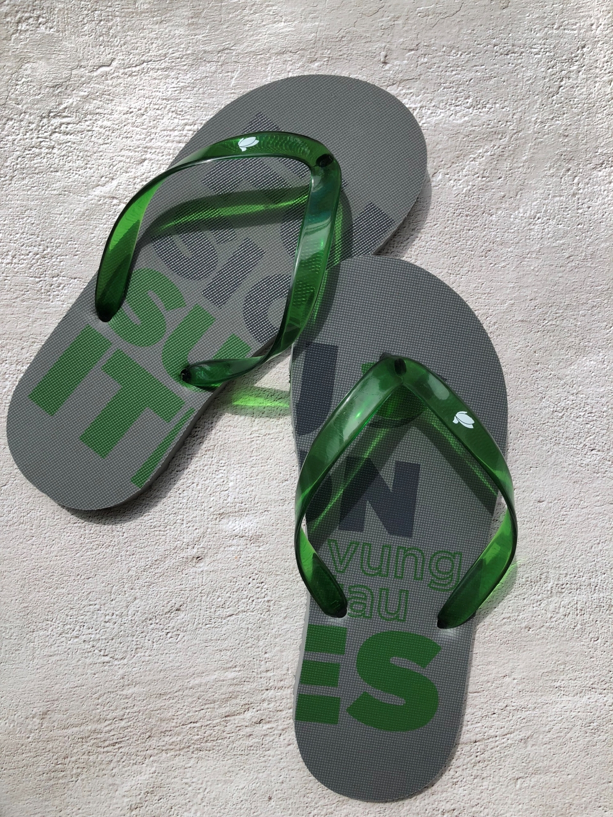 dep-di-bien-khach-san-cao-cap-sieu-ben-in-logo