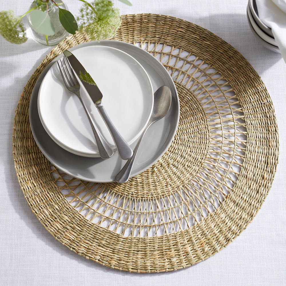 round-woven-seagrass-placemat-for-restaurant